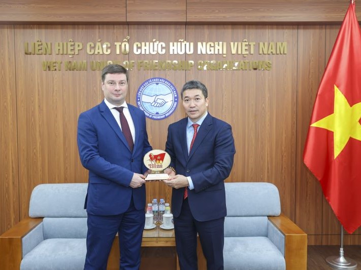 Chủ tịch Liên hiệp các tổ chức hữu nghị Việt Nam Pn Anh Sơn (phải) tặng quà lưu niệm cho TS. Sergey Andryushin